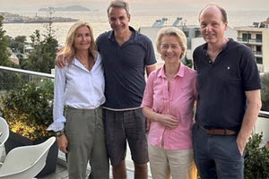 Συνεχίζονται οι αναταράξεις στις Βρυξέλλες για τις «ιδιωτικές» διακοπές της Ούρσουλα φον ντερ Λάιεν στα Χανιά, ως φιλοξενούμενη του Κυριάκου Μητσοτάκη.  Μεταξύ άλλων ενοχλήθηκε η Σόφι ιν'τ Βελντ, το μέλος της Επιτροπής PEGA που διερευνά τις παρακολουθήσεις στην Ελλάδα, η οποία έβγαλε στη σέντρα την πρόεδρο της Κομισιόν.