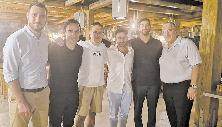 Δείπνο ενόψει της νέας ποδοσφαιρικής σεζόν παρέθεσε ο πρόεδρος της ΠΑΕ ΟΦΗ 1925 Μιχάλης Μπούσης και η οικογένειά του σε όλο το ποδοσφαιρικό και διοικητικό προσωπικό της ομάδας, στo εστιατόριο Vegera μέσα στο Stella Island Luxury Resort & Spa του Δημήτρη Τζιράκη.