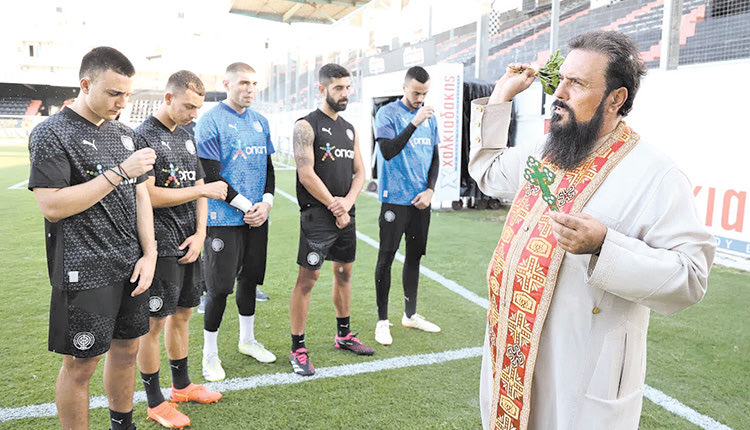 Παραμονές του αγώνα της πρεμιέρας με τον Άρη έγινε στο κεντρικό γήπεδο στα Καμίνια ο καθιερωμένος αγιασμός του ποδοσφαιρικού τμήματος του ΟΦΗ.