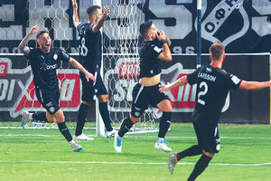 Ο Νέιρα έχει σκοράρει και πανηγυρίζει μαζί με Λάρσον, Γκαγέγος και Φελίπε