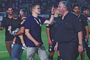 “Τρελαμένος” από την νίκη ο Μπούσης μαζί με Νταμπράουσκας στο τέλος του ματς