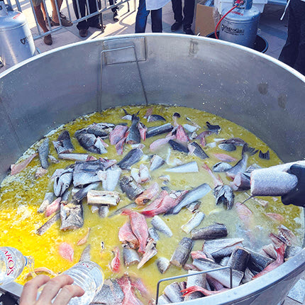 Την επιμέλεια της κακαβιάς είχε η σεφ Ντίνα Νικολάου Το περιεχόμενο του καζανιού ζύγιζε 668 κιλά!
