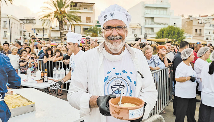 Περιχαρής ο δήμαρχος Γιώργος Ζερβάκης 