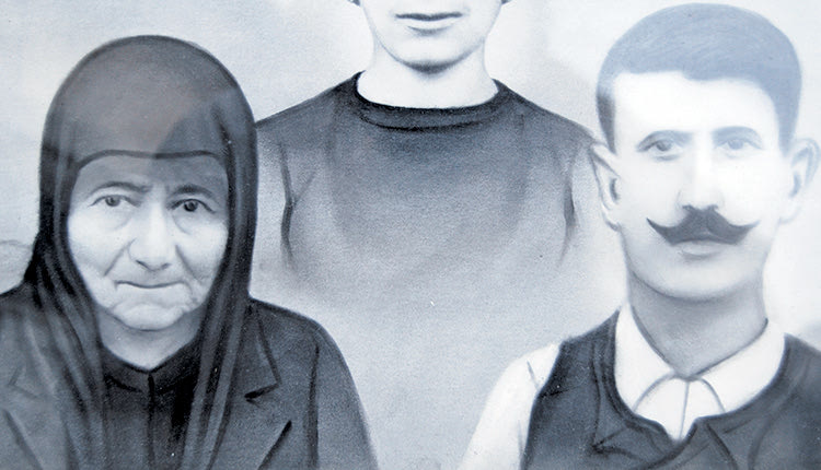 Ο Σήφης Κανακουσάκης με τη γυναίκα του Αικατερίνη. Δολοφονήθηκε στην Αγυιά Χανίων  στις 14 Δεκεμβρίου 1943. Η γυναίκα του Αικατερίνη μαζί με τη Μαρία Κατσαδάκη και τη Μαριγώ Βιδάκη έκαναν δυο φορές με τα γαϊδουράκια τους το ταξίδι Παναγιά Πεδιάδος - Αγυιά για να επισκεφτούν τους άντρες τους στα κρατητήρια της φοβερής κατοχικής φυλακής.