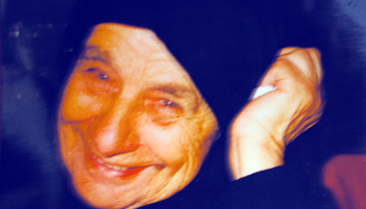 Η Μαρία Κατσαδάκη, γυναίκα του Ματθαίου Κατσαδάκη. Είναι η μία από τις τρεις γυναίκες που ταξίδεψαν με τα γαϊδουράκια τους από την Παναγιά Πεδιάδος στην Αγυιά Χανίων με σκοπό να συναντήσει έστω για λίγο τον άντρας της Ματθαίο. Οι Γερμανοί δεν το επέτρεψαν.