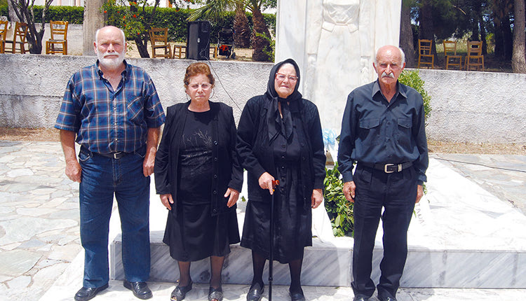 Μνημείο πεσόντων Παναγιάς, από δεξιά: Μανόλης Κανακουσάκης, η γυναίκα του Σοφία (Ταμπακάκη), Αγγελική Φραγκούλη (Κανακουσάκη) και ο σύζυγός της Ιωάννης Φραγκούλης. Ο Μανόλης και η Αγγελική ήταν παιδιά του Σήφη Κανακουσάκη που δολοφόνησαν οι Γερμανοί στην Αγυιά Χανίων στις 14 Δεκεμβρίου 1943.