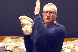 Ο Πίτερ Τζον Χιγκς, 56 ετών, ο οποίος εργαζόταν στο Βρετανικό Μουσείο επί 35 χρόνια, και ήταν ανώτερος επιμελητής του μουσείου, με εξειδίκευση στο τμήμα που σχετίζεται με τους αρχαίους ελληνικούς θησαυρούς, φέρεται να έβαζε προς πώληση τα ανεκτίμητης αξίας αντικείμενα στο eBay