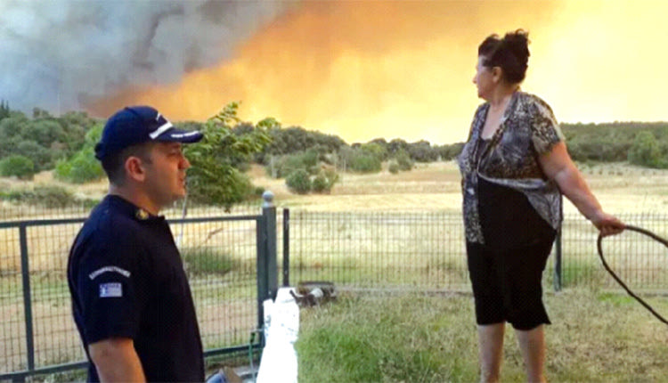 Με λάστιχα και κουβάδες κάτοικοι προσπαθούσαν να σώσουν τις περιουσίες τους