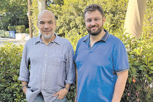 Ξανά υποψήφιος ο γιατρός! Θυμίζω ήταν στον ΣΥΡΙΖΑ υποψήφιος βουλευτής, τώρα και στην Αθήνα με τον Ζαχαριάδη. Ο ίδιος τον παρουσίασε με αισιοδοξία: «Ο Γρηγόρης Γεροτζιάφας είναι εξαιρετικός επιστήμονας διεθνούς κύρους