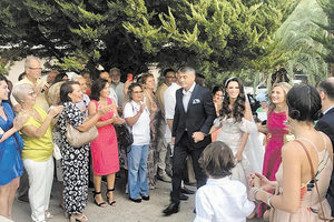 Στιγμές συγκίνησης και ευτυχίας για τον Αστυνομικό Διευθυντή Ηρακλείου, ταξίαρχο Νίκο Σπυριδάκη, που το Σάββατο πάντρεψε τη μικρή του κόρη Ναταλία. Το μυστήριο τελέστηκε στον ιερό ναό της Ευαγγελίστριας στη Σητεία, ενώ ακολούθησε γαμήλιο γλέντι σε γνωστό κτήμα έξω από την πόλη.