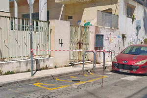 Δεν πίστευαν στα μάτια τους γονείς και εκπαιδευτικοί του 9ου Δημοτικού Σχολείου όταν διαπίστωσαν ότι ξεκινούν οι τεχνικές εργασίες για την κατεδάφιση των τουαλετών που φτιάχτηκαν το 1954 και οι οποίες ήταν έτοιμες να πέσουν.