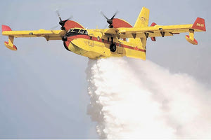 Επρεπε να περάσουν 4 χρόνια και να καεί τόση γη για να τα καταφέρουμε; «Κλείδωσε», λέει, η παραλαβή των νέων υπερσύγχρονων Canadair DHC-515 για την πατρίδα μας.