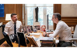 Μα τι ήταν αυτά τα… περίεργα που έβαλε στο γραφείο του ο Μητσοτάκης; 