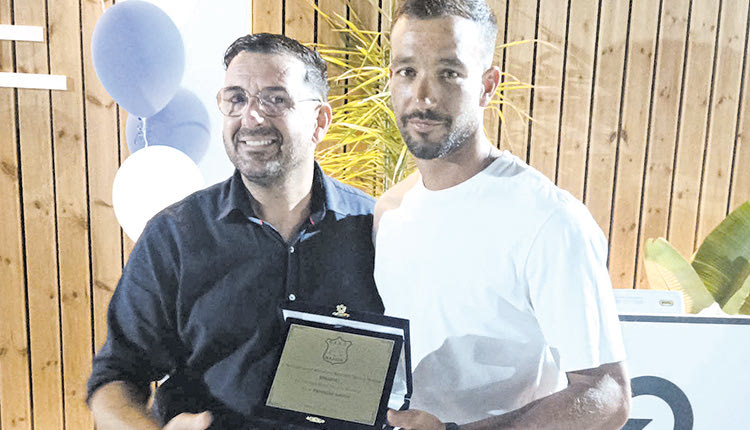  Ο κ. Φανουράκης τίμησε τον αρχηγό του ΠΑΝΟΜ Γ. Κατσούλη