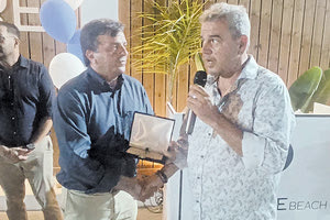 Ο κ. Κρητικός βράβευσε τον κ. Συριγωνάκη