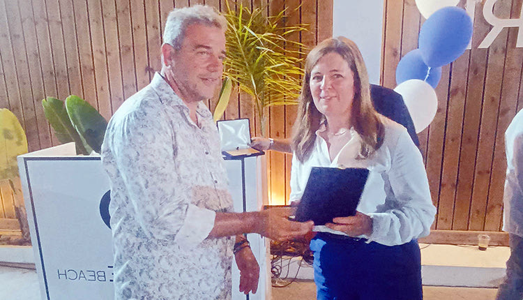  Η κ. Χουδετσανάκη έλαβε το βραβείο εκ μέρους  του κ. Αρναουτάκη