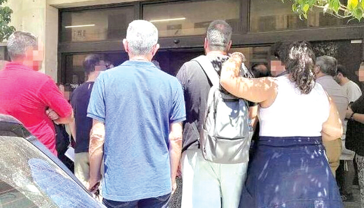 Ταυτότητες: Ουρές έξω από τα αστυνομικά τμήματα για το... τσιπάκι