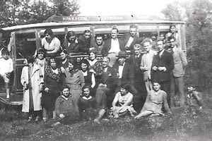 ΦΩΤΟΗΜΕΡΑΣ: Πρωτομαγιά 1931... Εκδρομή με το λεωφορείο από Ηράκλειο για Ρέθυμνο και Χανιά. Φωτογραφία Μάρκος Ναλετάκης.