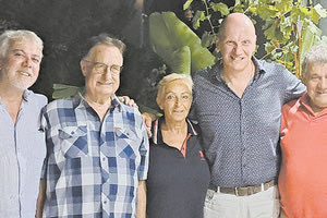 Μια όμορφη παρέα συναντήθηκε πριν λίγες μέρες στο νεόδμητο σπίτι του Μανόλη Κουγιουμουτζή στου Αγάκο το Μετόχι. Ήταν εκεί: ο Γιώργος Αεράκης, πρώην κάτοικος Λουξεμβούργου, ο Μανόλης Βεληβασάκης από Νέα Υόρκη, ο Γιάννης Νικολακάκης από Μελβούρνη και ο Αμφιτρύωνας από Μόναχο. Και οι τέσσερις υπηρέτησαν το Παγκόσμιο Συμβούλιο Κρητών από τη θέση του προέδρου.