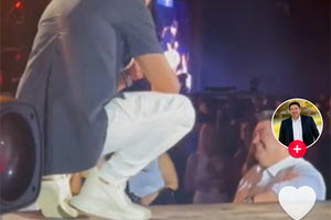 Τι να κάνει και ο Καραμαλάκης; Τρέχει κι εκείνος στις συναυλίες, γιατί παντού έχει ψηφοφόρους. Αλλά τουλάχιστον στου Βέρτη δεν είχε μόνο χειραψία, αλλά είχε και μπαμπαλίκι!