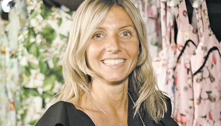 Χαμός έγινε στο Τορίνο με το σόου χωρισμού που επέλεξε να κάνει ένας Ιταλός τραπεζίτης στο πάρτι των αρραβώνων του. Ο πολυεκατομμυριούχος Μάσιμο Σέγκρε διοργάνωσε στη βίλα του στο Τορίνο ένα μεγάλο, φανταχτερό πάρτι για να ανακοινώσει τους αρραβώνες του με την 47χρονη αγαπημένη του. Κάποια στιγμή, διέκοψε τη μουσική και πήρε το μικρόφωνο για να βγάλει έναν σύντομο λόγο.