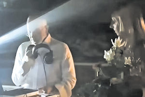 Χαμός έγινε στο Τορίνο με το σόου χωρισμού που επέλεξε να κάνει ένας Ιταλός τραπεζίτης στο πάρτι των αρραβώνων του. Ο πολυεκατομμυριούχος Μάσιμο Σέγκρε διοργάνωσε στη βίλα του στο Τορίνο ένα μεγάλο, φανταχτερό πάρτι για να ανακοινώσει τους αρραβώνες του με την 47χρονη αγαπημένη του. Κάποια στιγμή, διέκοψε τη μουσική και πήρε το μικρόφωνο για να βγάλει έναν σύντομο λόγο.