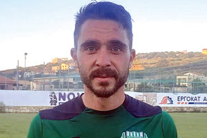 Ο Γιάννης Μπουτσάκης με την φανέλα του ΓιούχταΩ