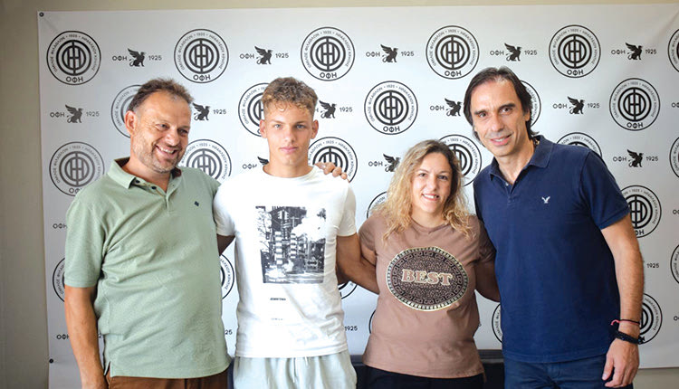 Ο Σημαντηράκης με τους γονείς του και τον Ηλιία Πουρσανίδη μετά τις υπογραφές