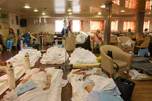 Εικόνες - γροθιά στο στομάχι με τους ασθενείς να νοσηλεύονται στο πλοίο