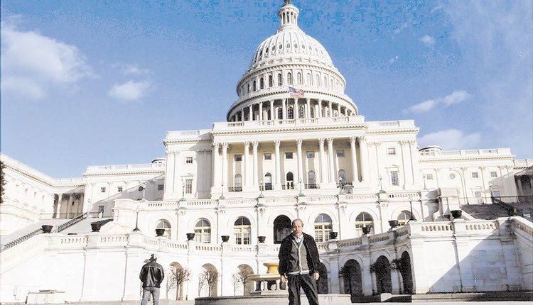 νικος καρουζος: Για παράδειγμα από Νέα Υόρκη μέχρι Ουάσιγκτον, έχει ανά διαστήματα τεράστια πάρκινγκ, με πολυκαταστήματα μέσα, όπου διαθέτουν μεγάλα εστιατόρια, τράπεζες και ό,τι άλλο χρειάζεται ένας ταξιδιώτης. Σε ένα τέτοιο εστιατόριο βρέθηκα και εγώ με τη γυναίκα μου που το έχει ένας Κρητικός από τη Σητεία, ο κύριος Αγγελάκης, που τον τιμούν όλοι οι επίσημοι Έλληνες και αρκετοί Ηρακλειώτες, όταν βρίσκονται στην Αμερική.