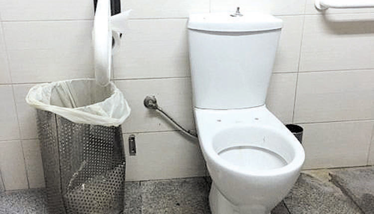 Τουαλέτες χωρίς χαρτί υγείας και σαπούνι 