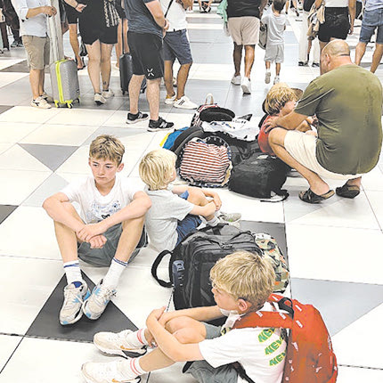 Δεν υπάρχουν επαρκή καθίσματα και πολλοί επιβάτες καταλήγουν στο πάτωμα 
