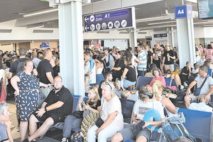 Δεν υπάρχουν επαρκή καθίσματα και πολλοί επιβάτες καταλήγουν στο πάτωμα