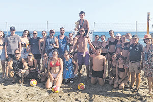 Αθλητές και διοργανωτές του τουρνουά που έγινε στον Τσούτσουρα