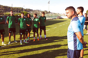 Ο Νίκος Σουργιάς με τους παίκτες του χθες στην επίσημη πρώτη του Γιούχτα στις Αρχάνες