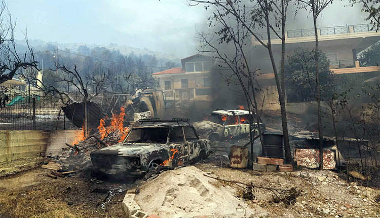 Πολλά αυτοκίνητα έκαψε η φωτιά