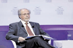 Περίεργη η στάση του καθηγητή που μπορεί χθες το βράδυ να ζήτησε συγνώμη αλλά τη γκάφα την έκανε εκφράζοντας τη «δημόσια συμπαράστασή του» στους κυνηγούς κεφαλών που φυλάκισαν πρόσφυγες σε φορτηγό στον Έβρο