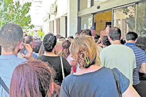 Από νωρίς το πρωί, πριν ακόμα ο ήλιος ανατείλει,  συγκεντρώνονται έξω από το Αστυνομικό Μέγαρο για να πιάσουν στασίδι και να ανανεώσουν ή να αποκτήσουν νέες… παλιές ταυτότητες δεκάδες Ηρακλειώτες.