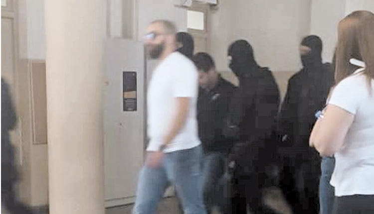 Ο 22χρονος τη στιγμή της αποχώρησής του από το Δικαστικό Μέγαρο (φωτο cretalive.gr)