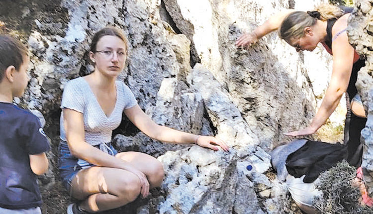 Η 16χρονη μεταφέρθηκε με ασθενοφόρο στο νοσοκομείο