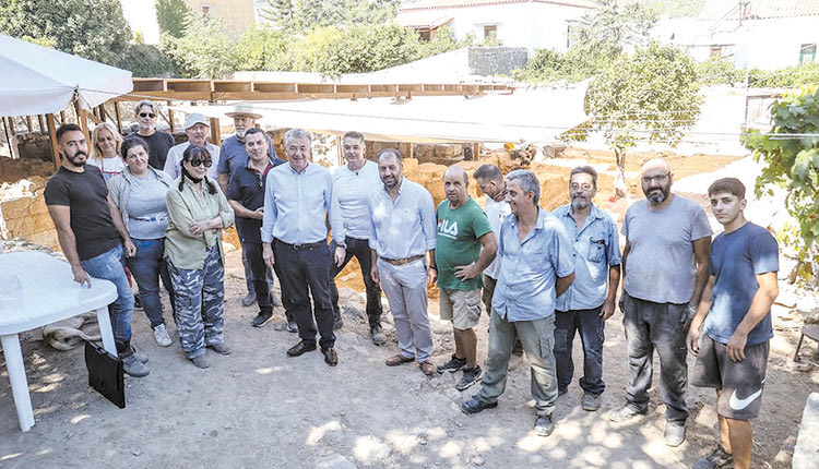Από την επίσκεψη στην ανασκαφή 