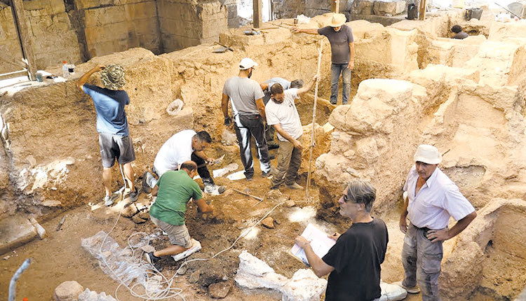 ΑΝΑΣΚΑΦΗ ΑΡΧΑΝΩΝ: Ο ΠΕΡΙΦΕΡΕΙΑΡΧΗΣ ΠΟΥ ΕΝΗΜΕΡΩΘΗΚΕ ΑΠΟ ΤΗ ΔΡ. ΣΑΠΟΥΝΑ-ΣΑΚΕΛΛΑΡΑΚΗ ΓΙΑ ΤΑ ΕΥΡΗΜΑΤΑ
«Μόνο με την Κνωσό συγκρίνεται το 
μινωικό ανάκτορο στην Τουρκογειτονιά»