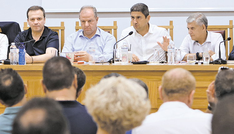 Την ίδρυση τμημάτων αγροτών στα Επιμελητήρια της χώρας προανήγγειλε ο Λευτέρης Αυγενάκης.