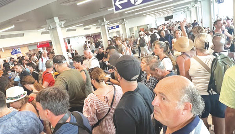 Σαν τις σαρδέλες στο αεροδρόμιο οι άνθρωποι
