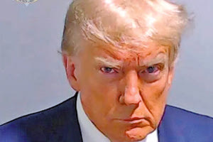 Ο Ντόναλντ Τραμπ παραδόθηκε στη Τζόρτζια για την υπόθεση στο πλαίσιο της οποίας κατηγορείται ότι σχεδίαζε να χειραγωγήσει και να ανατρέψει τα εκλογικά αποτελέσματα της πολιτείας του το 2020.