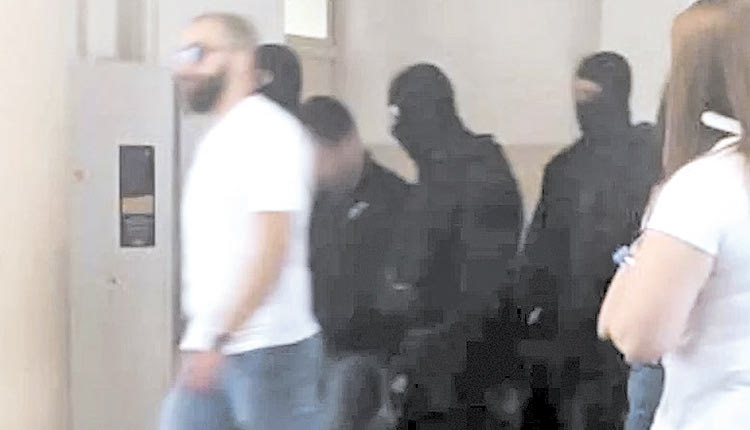 Κατά την προσαγωγή του 22χρονου στην Ανακρίτρια