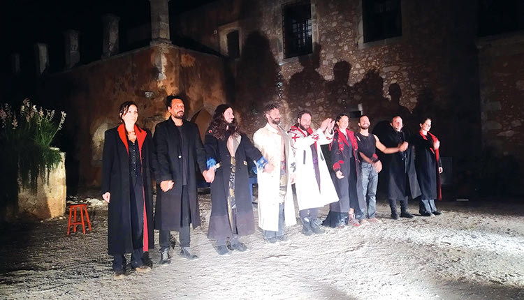 Ο ΣΚΗΝΟΘΕΤΗΣ ΤΗΛΕΜΑΧΟΣ ΜΟΥΔΑΤΣΑΚΙΣ ΜΙΛΑ ΣΤΗΝ “Π” ΓΙΑ ΤΟ ΕΡΓΟ  ΠΟΥ ΑΝΕΒΑΖΕΙ
“Ο Καζαντζάκης στον “Νικηφόρο Φωκά” είναι προφητικός”  