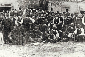 ΦΩΤΟΗΜΕΡΑΣ: Κρήτες επαναστάτες το 1897 φωτογραφίζονται από Ιταλό φωτογράφο.