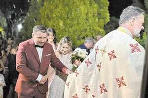 Ωραίος γάμος για ένα πολύ όμορφο ζευγάρι! Ο νεα ρός αλλά ήδη γνωστός δικηγόρος Γιώργος Λιονάκης το είχε αποφασίσει εδώ και καιρό και το δίκαιο έγινε πράξη.