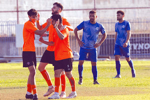 Οι παίκτες του Αλμυρού πανηγυρίζουν ένα από τα γκολ του φιλικού κόντρα στον Ηρόδοτο